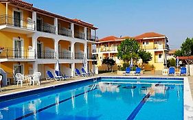 Village Inn Studios & Family Apartments